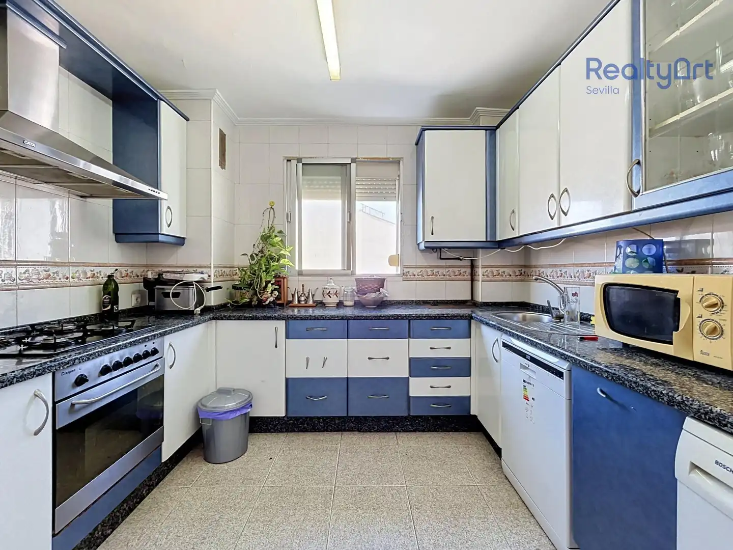 Cocina de Piso en venta en Sevilla con Aire acondicionado, Jardín privado y Balcón