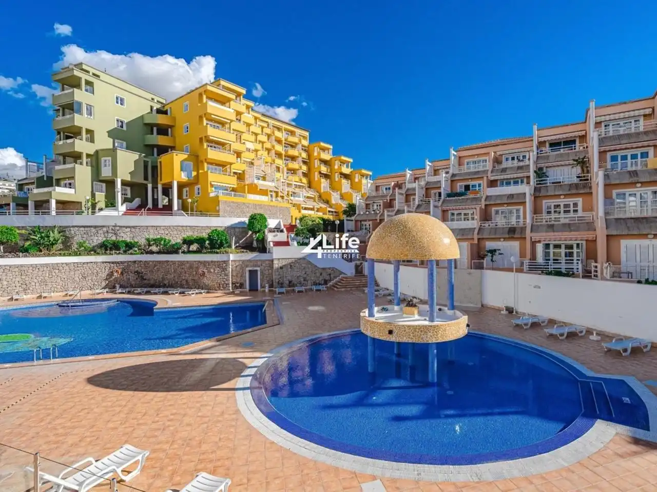 Vista exterior de Piso en venta en Adeje con Aire acondicionado, Terraza y Piscina comunitaria