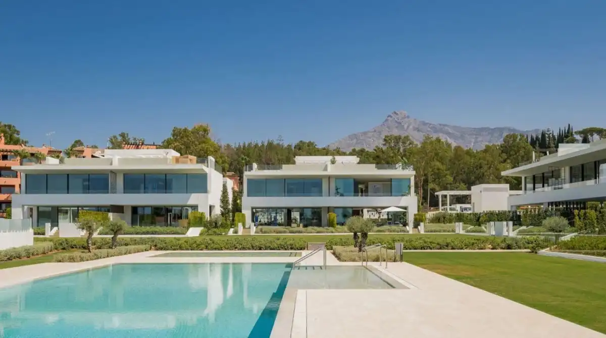 Außenansicht von Haus oder Chalet zum Verkauf in Marbella mit Klimaanlage, Privatgarten und Terrasse