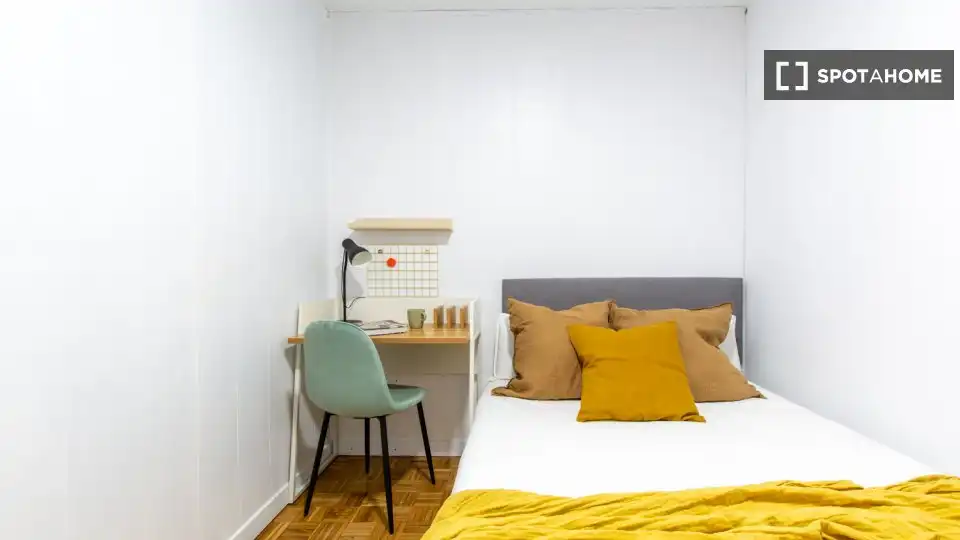 Bedroom of Flat for share in Madrid  with Air Conditioner, Terrace and Furnished