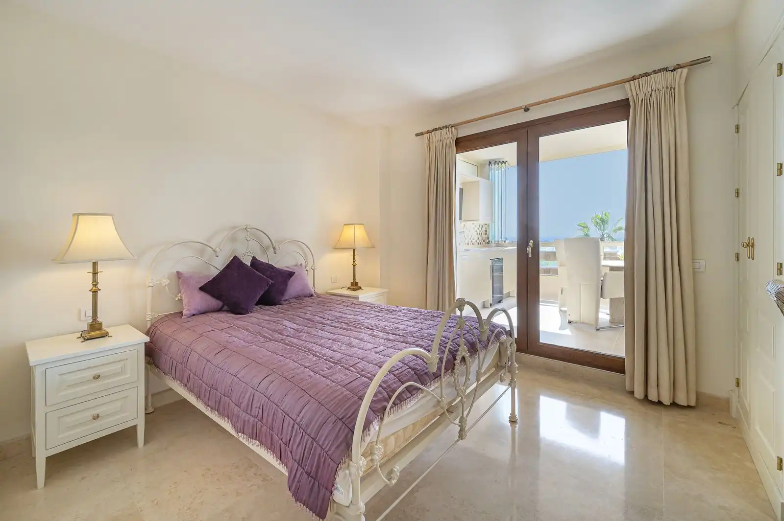 Habitación de Apartamento en venta en Estepona con Terraza, Trastero y Amueblado