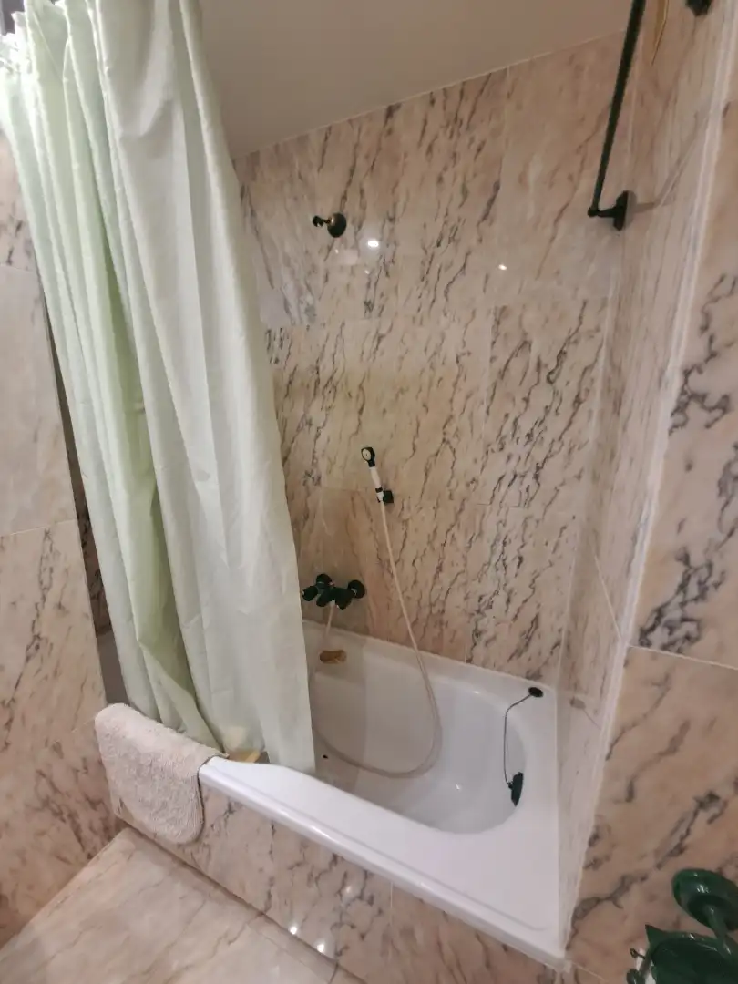 Badezimmer von Wohnung zur Miete in Marbella mit Klimaanlage, Heizung und Terrasse
