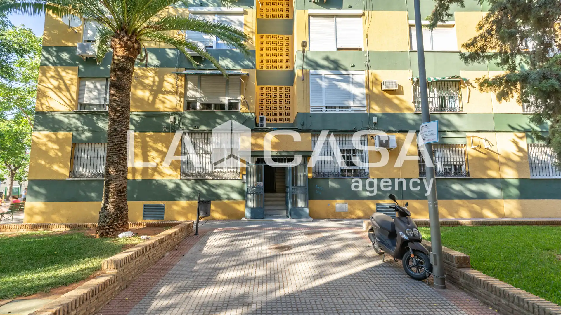 Vista exterior de Piso en venta en Dos Hermanas con Aire acondicionado, Terraza y Balcón
