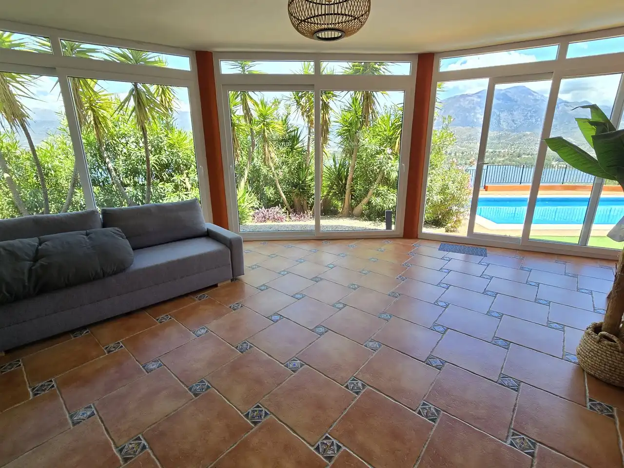 Sala d'estar de Casa o xalet en venda en Viñuela amb Aire condicionat, Terrassa i Piscina