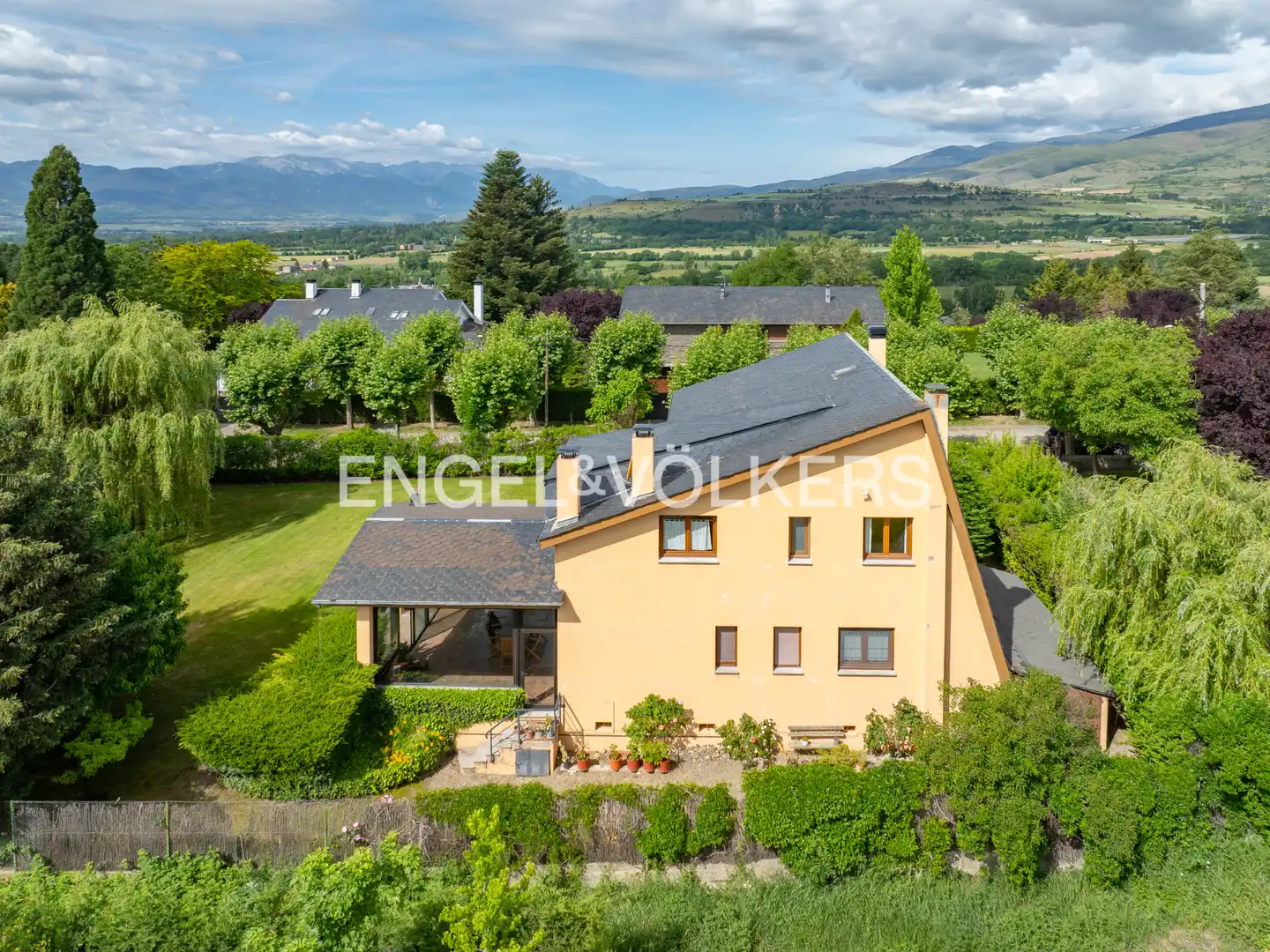 Vista exterior de Casa o xalet en venda en Puigcerdà amb Calefacció, Jardí privat i Parquet