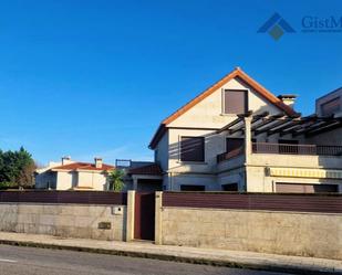 Vista exterior de Casa o xalet de lloguer en Baiona amb Calefacció, Jardí privat i Parquet