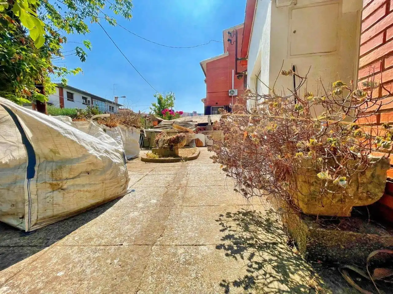 Vista exterior de Casa o xalet en venda en Cerdanyola del Vallès amb Calefacció, Jardí privat i Terrassa