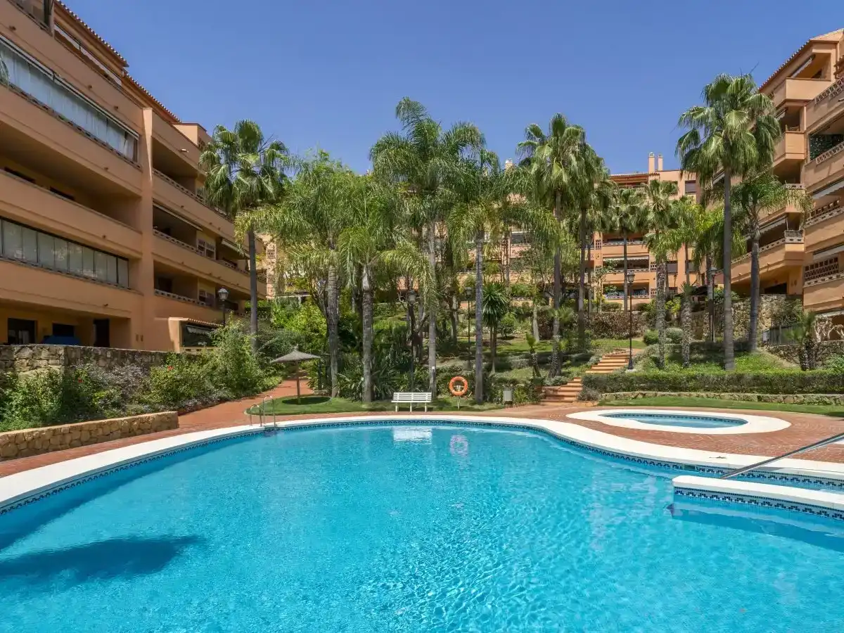 Vista exterior de Apartament en venda en Marbella amb Aire condicionat i Piscina