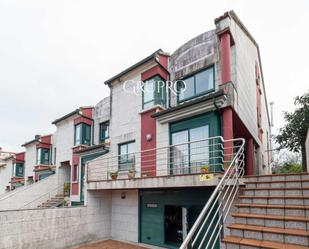 Vista exterior de Casa adosada en venda en Vigo  amb Calefacció, Jardí privat i Parquet