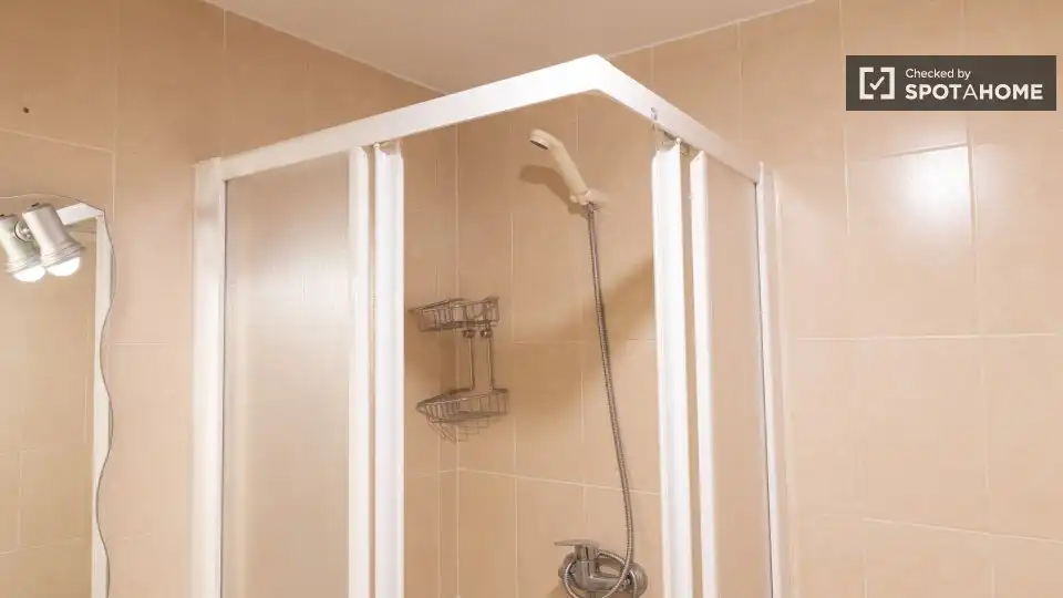 Baño de Piso para compartir en Madrid con Aire acondicionado, Calefacción y Amueblado