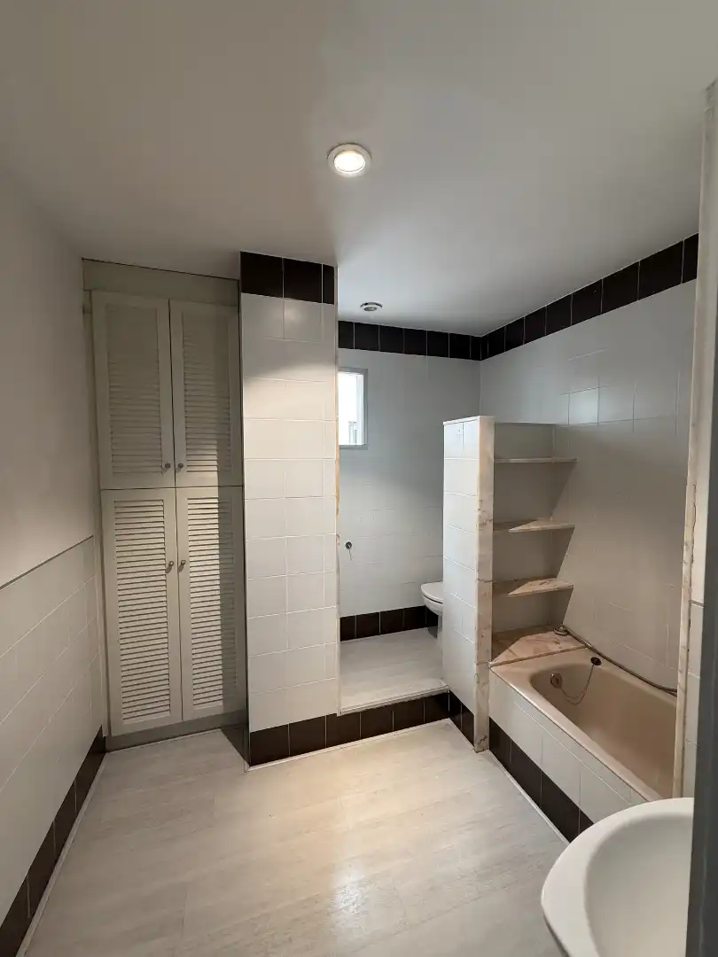 Badezimmer von Büro zur Miete in Valencia mit Klimaanlage, Heizung und Balkon