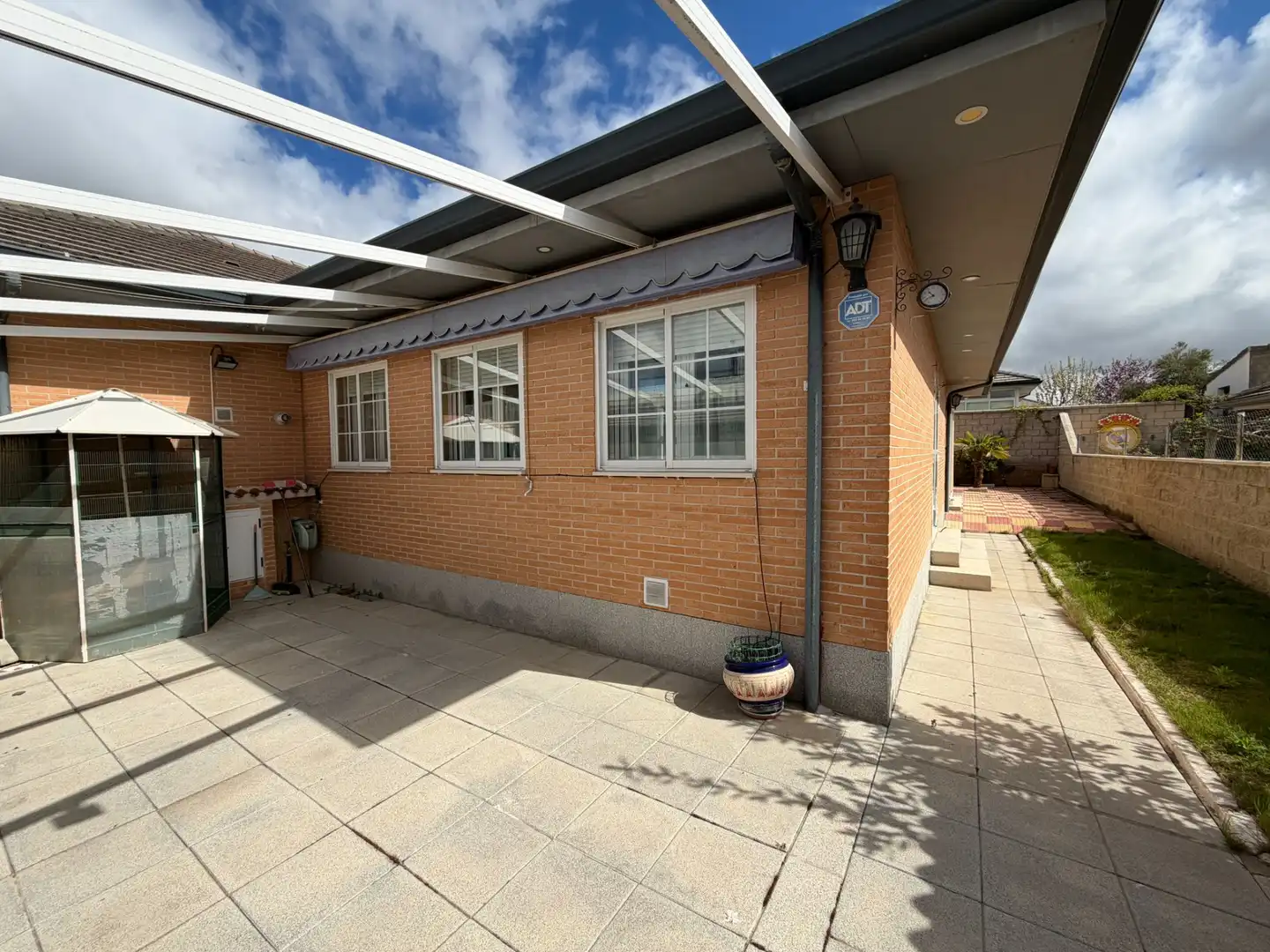 Vista exterior de Casa adosada en venta en Ávila con Calefacción, Jardín privado y Terraza