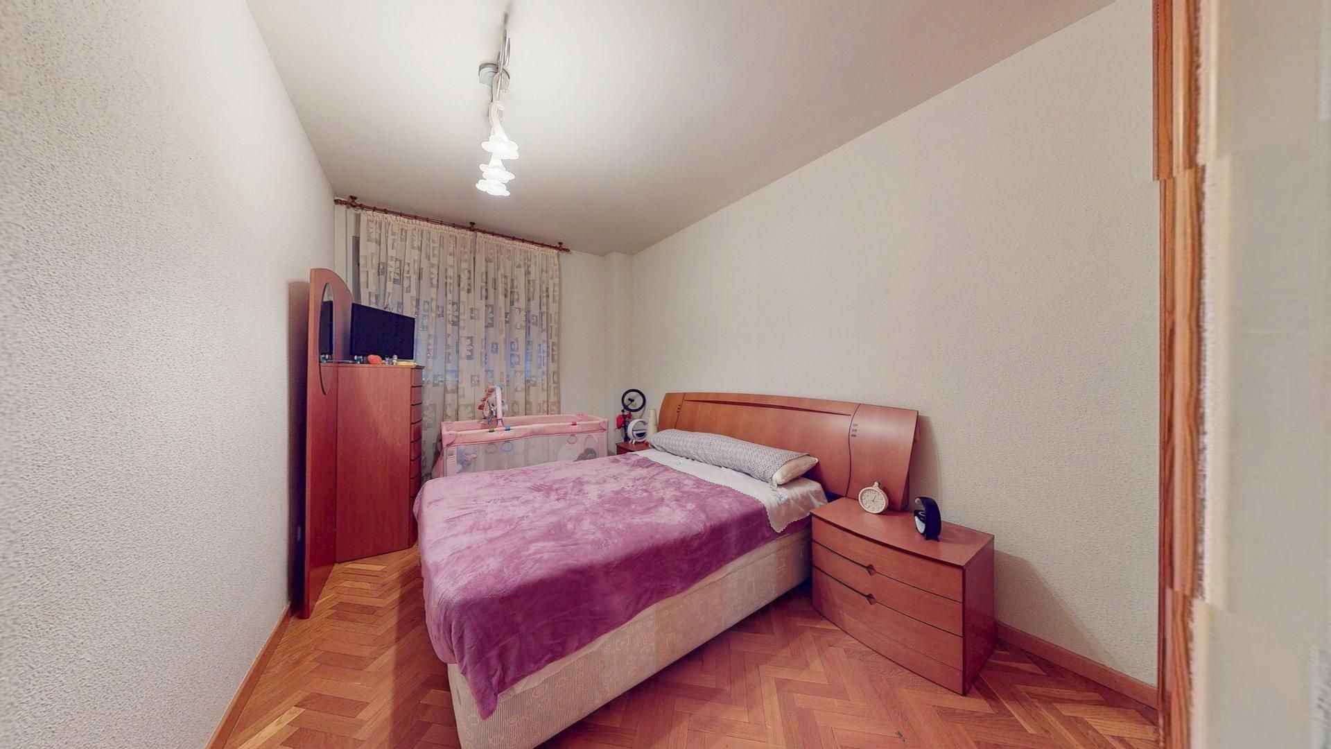 Bedroom of Flat for sale in  Madrid Capital  with Heating, Private garden and Storage room