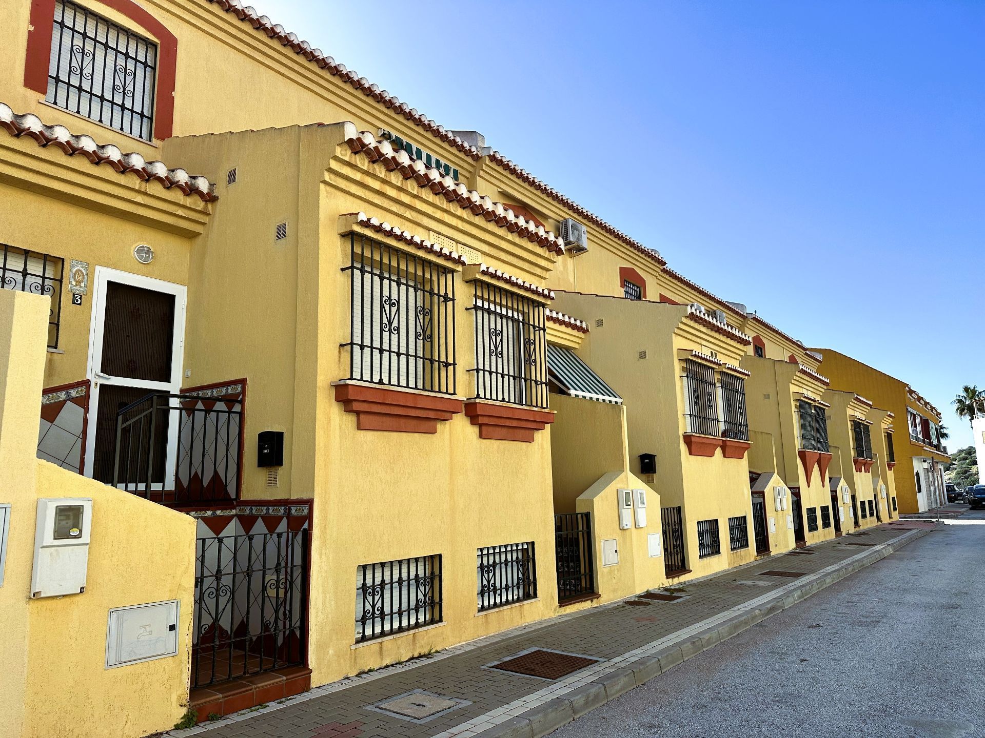 Vista exterior de Casa adosada en venda en Salobreña amb Aire condicionat, Calefacció i Terrassa