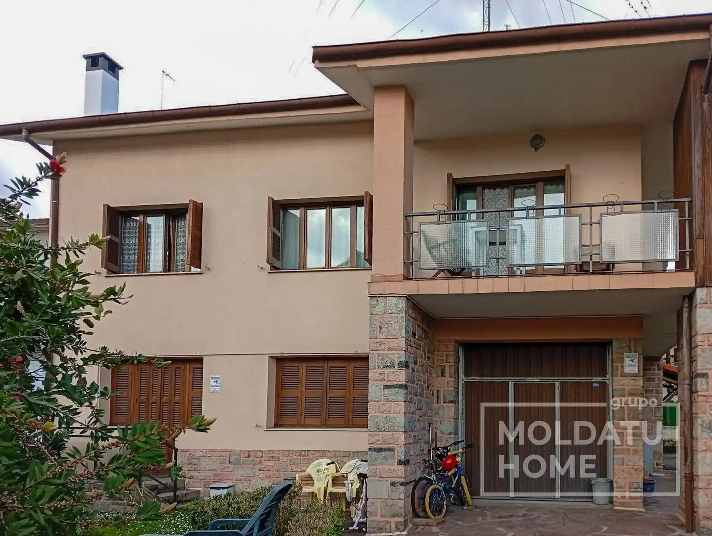 Vista exterior de Casa o xalet en venda en Irun  amb Calefacció, Jardí privat i Traster