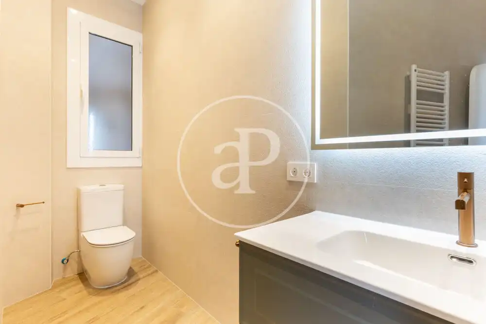 Bathroom of Flat for rent in Valencia  with Air Conditioner, Heating and Balcony
