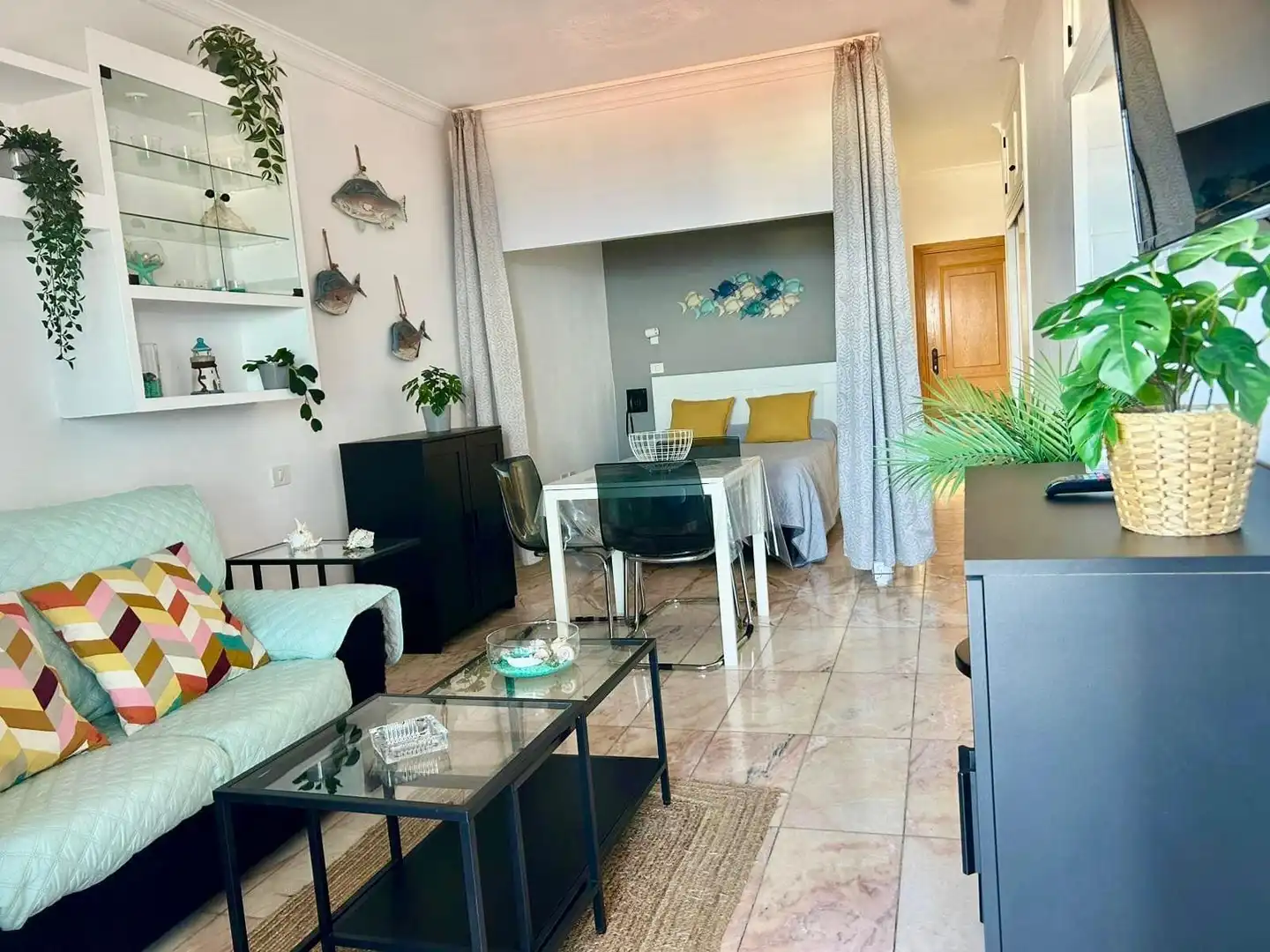 Sala d'estar de Estudi en venda en Puerto de la Cruz amb Terrassa, Moblat i Microones