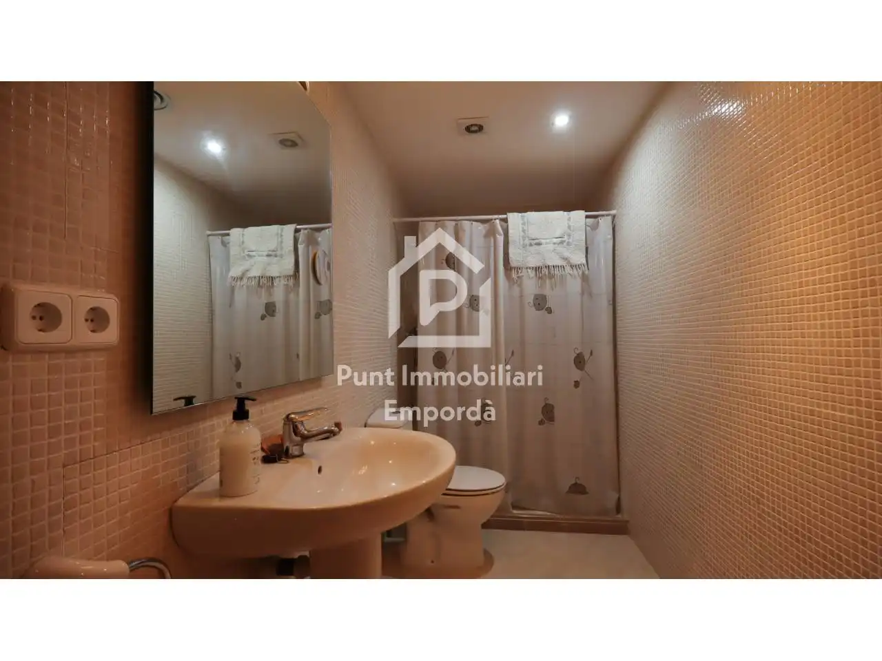 Bathroom of Flat for sale in Llançà  with Air Conditioner, Heating and Terrace