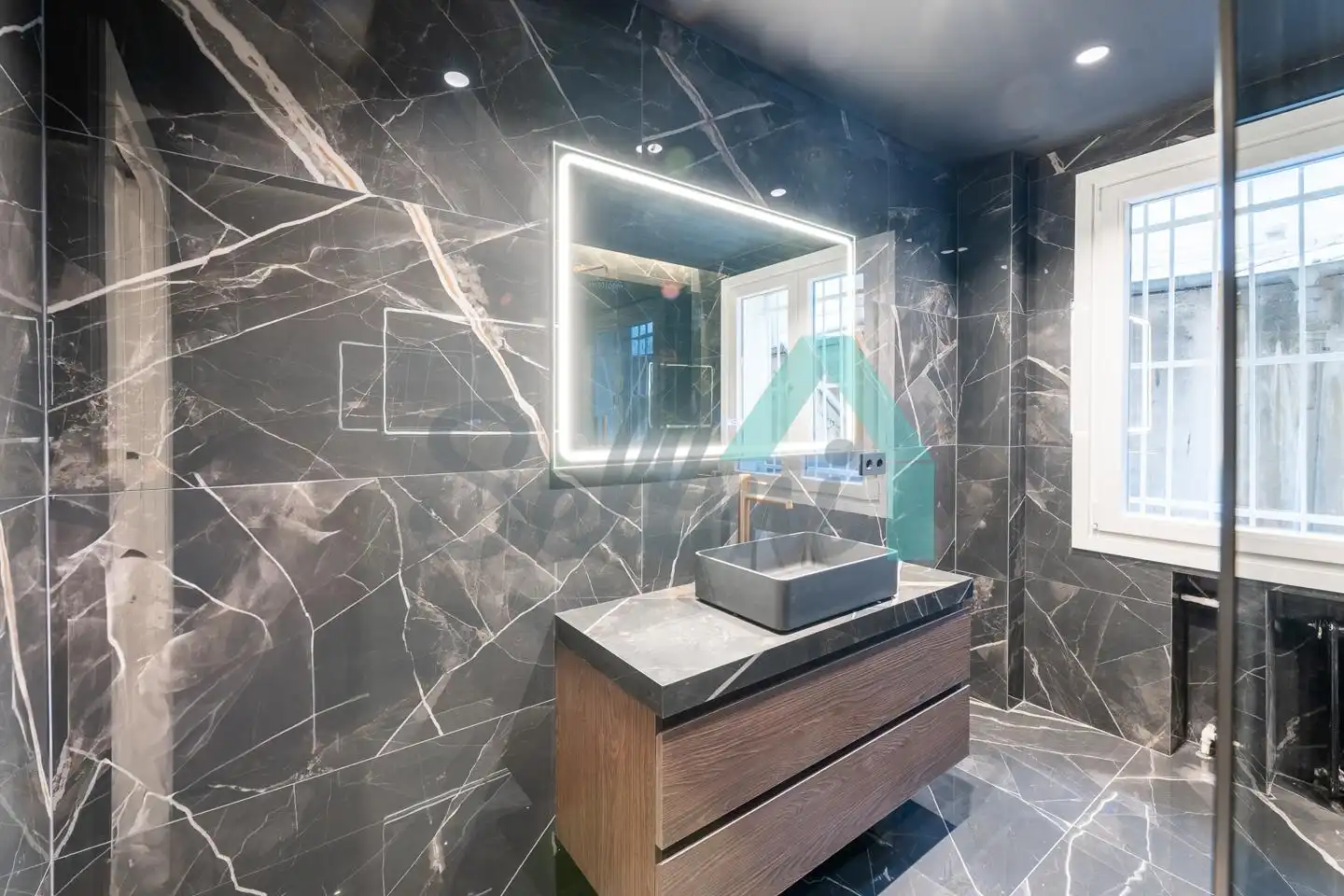 Baño de Piso en venta en Oviedo  con Calefacción, Trastero y Balcón