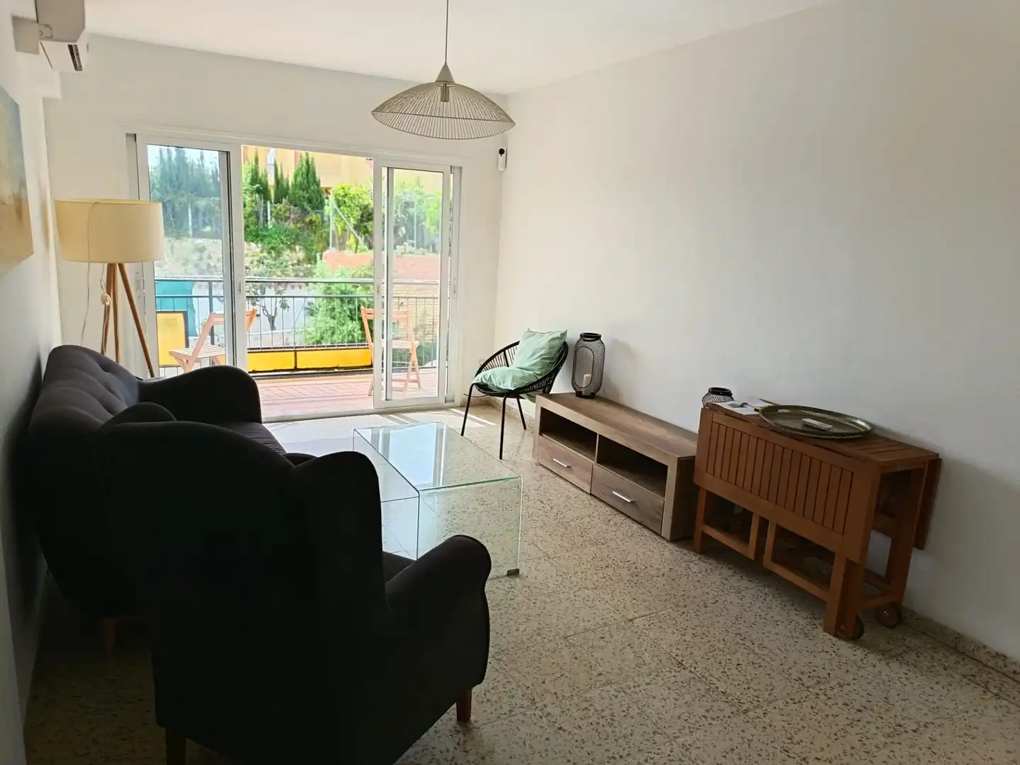 Sala d'estar de Apartament en venda en Marbella amb Aire condicionat, Terrassa i Moblat