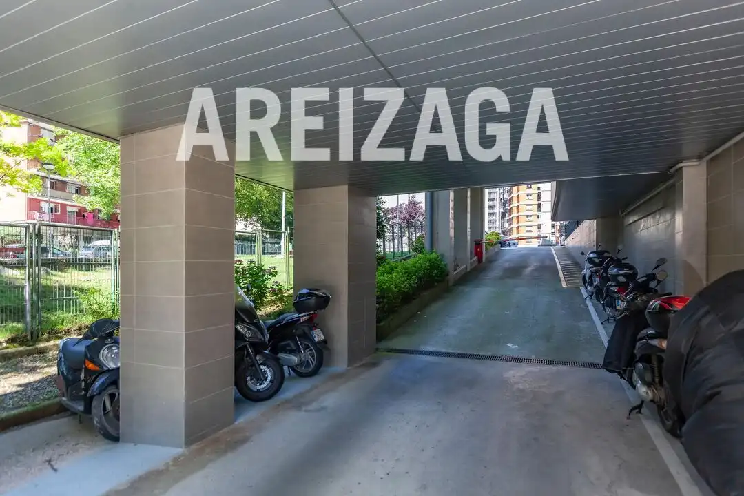 Aparcament de Pis en venda en Donostia - San Sebastián  amb Calefacció, Moblat i Balcó