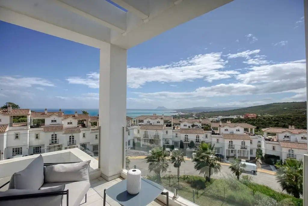 Vista exterior de Dúplex en venda en Manilva amb Jardí privat, Moblat i Piscina comunitària