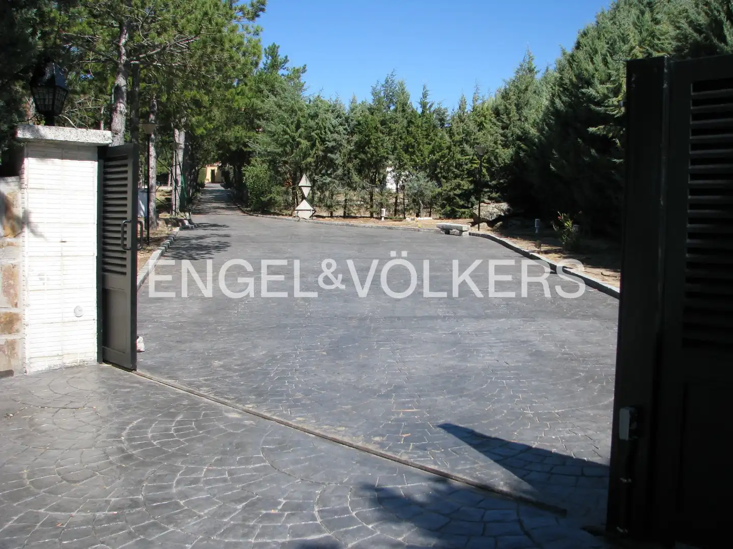 Vista exterior de Casa o chalet en venta en Cabanillas de la Sierra con Calefacción, Jardín privado y Piscina