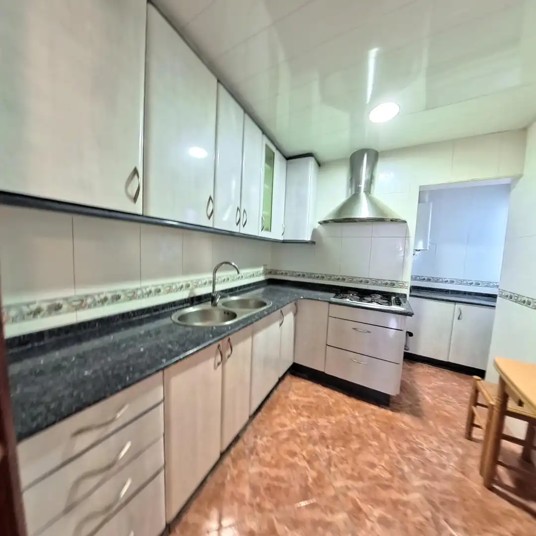 Cocina de Piso en venta en Barcelona con Balcón y Alarma