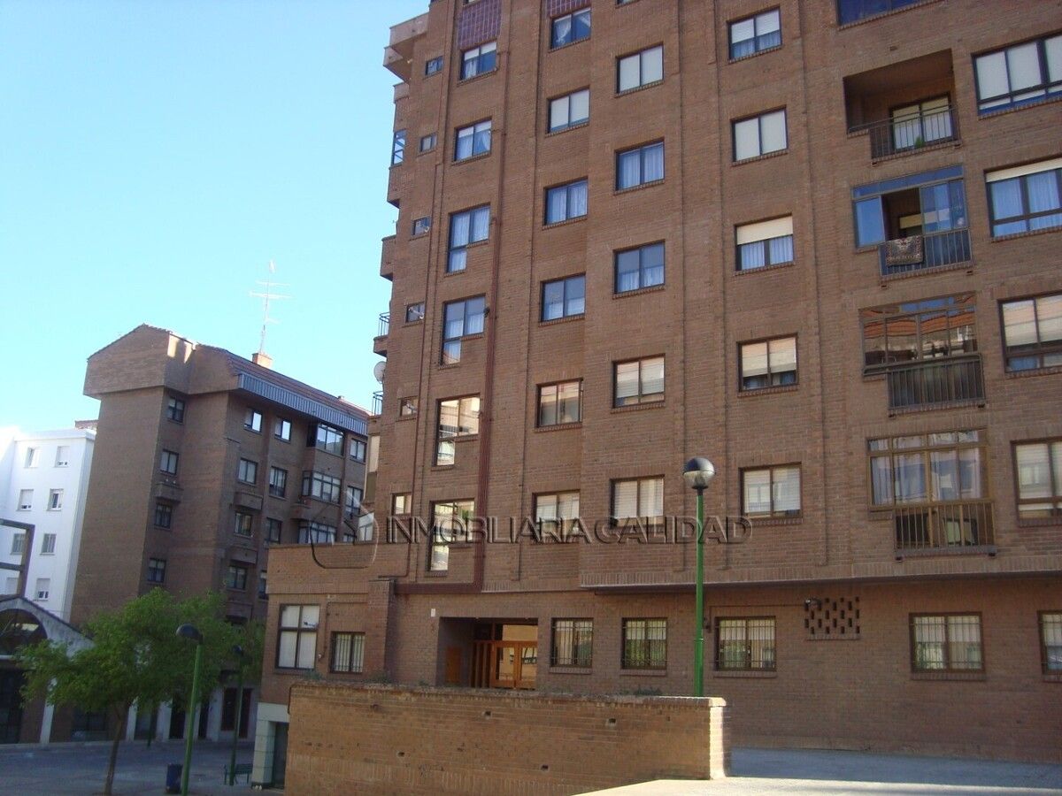 Vista exterior de Pis de lloguer en Burgos Capital amb Calefacció, Terrassa i Moblat