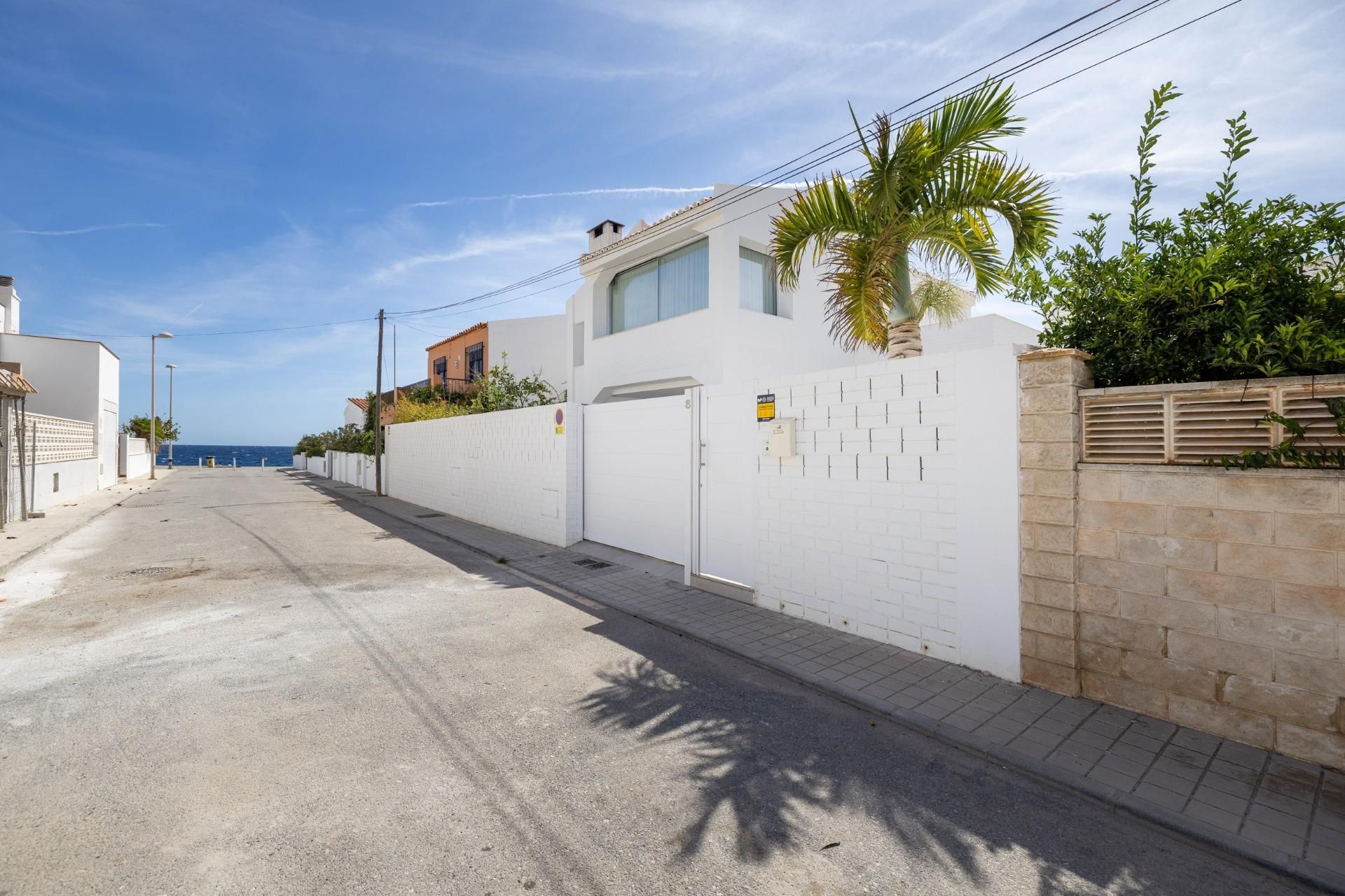 Vista exterior de Casa o xalet en venda en Motril amb Jardí privat i Terrassa
