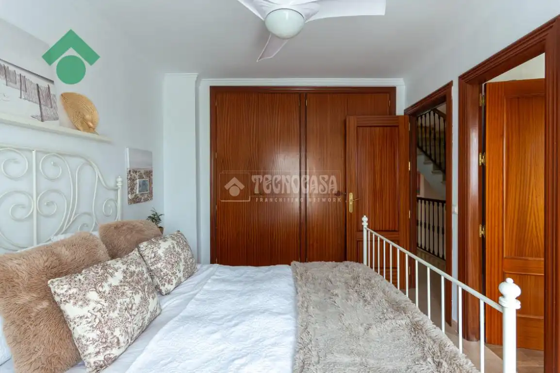 Dormitori de Casa adosada en venda en Vélez-Málaga amb Aire condicionat, Terrassa i Piscina comunitària