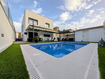 Villa mit Pool zum Verkauf in Once de Marzo