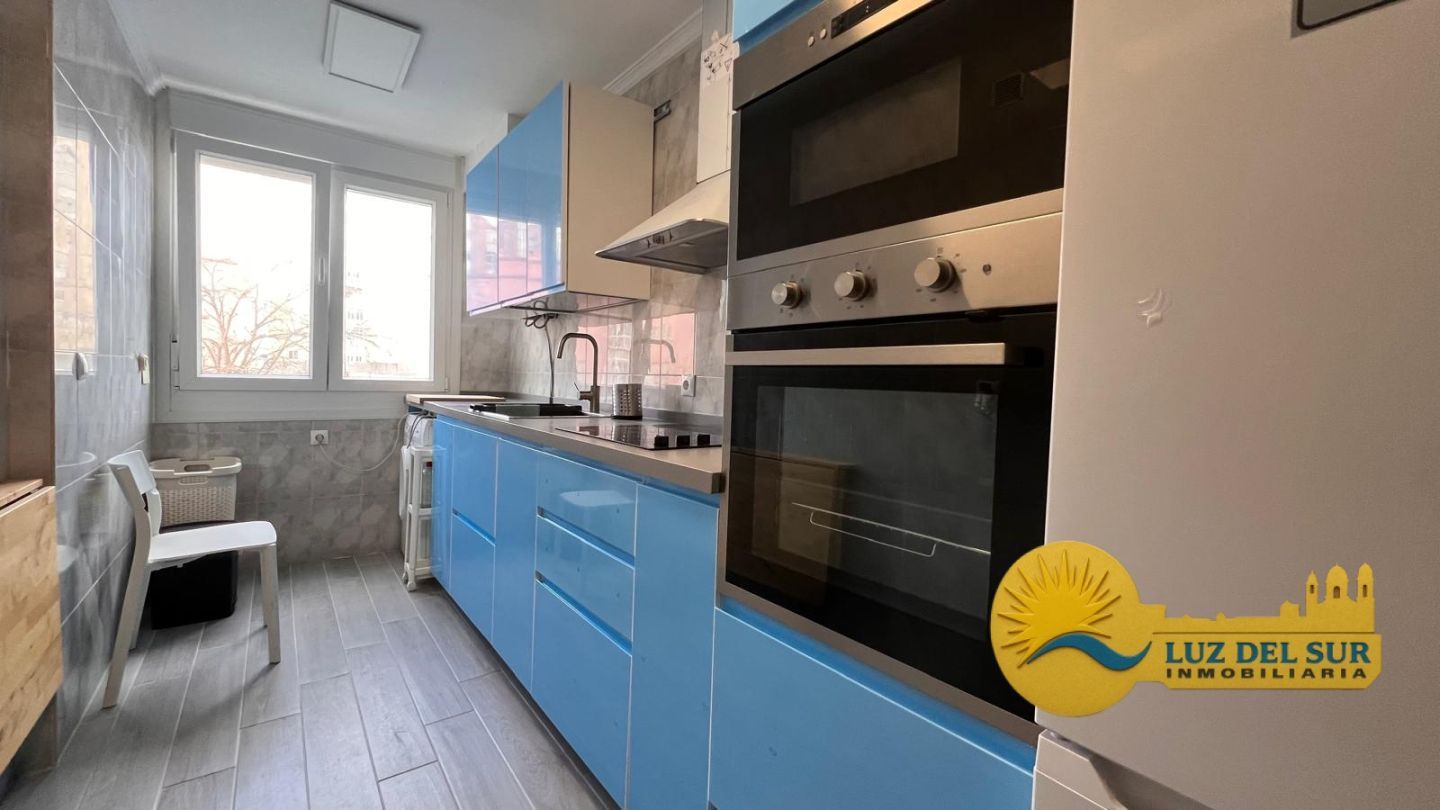 Kitchen of Flat to rent in  Cádiz Capital  with Air Conditioner, Oven and Washing machine