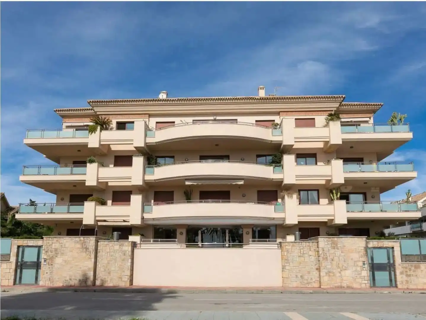 Vista exterior de Piso en venta en Marbella con Aire acondicionado, Terraza y Amueblado