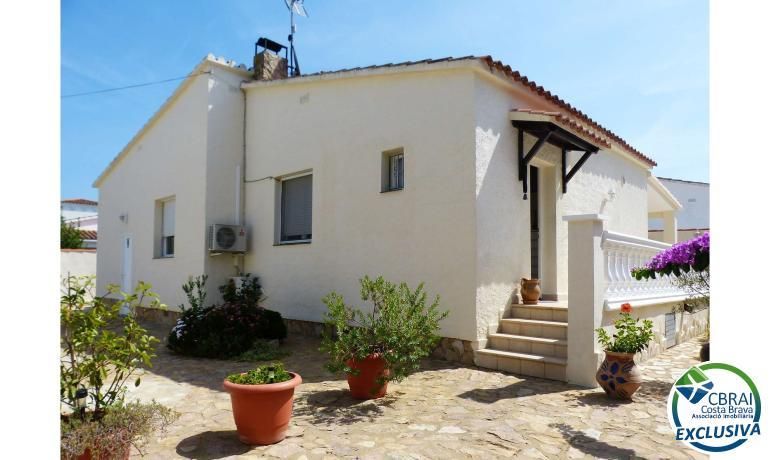 Vista exterior de Casa o xalet en venda en Empuriabrava amb Calefacció, Jardí privat i Terrassa