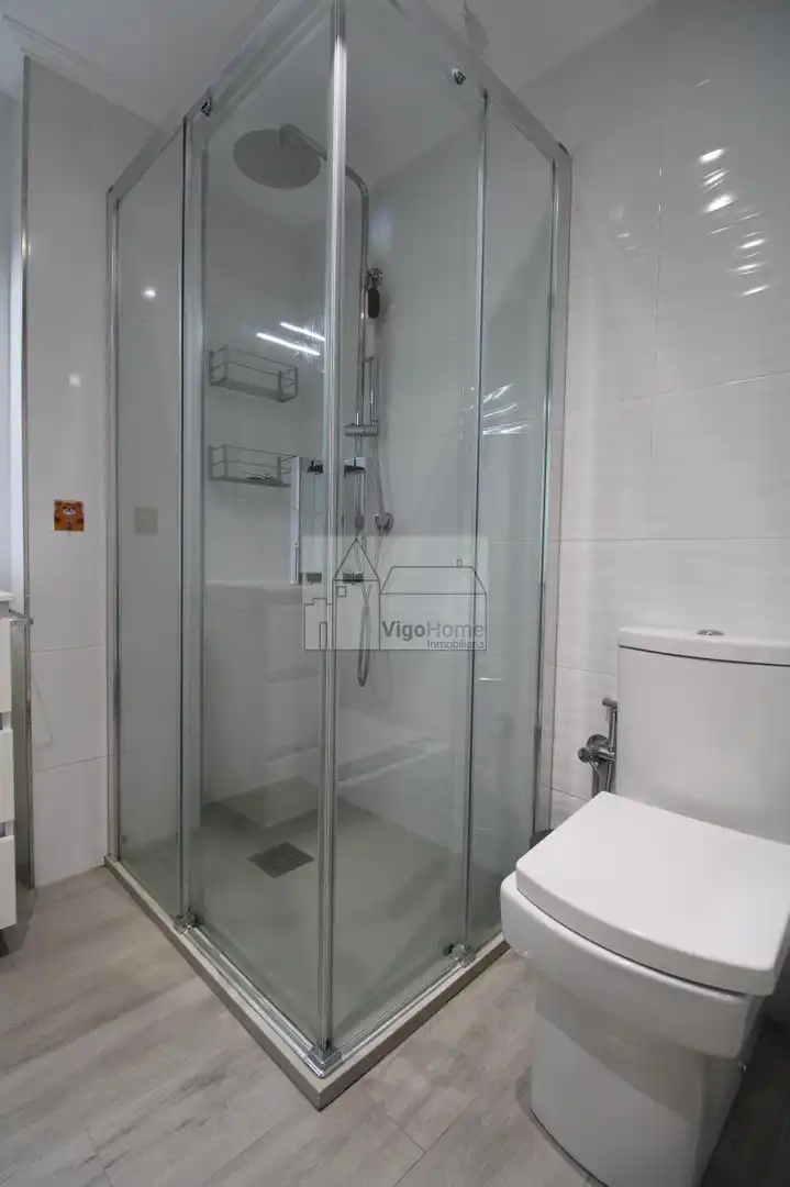 Bathroom of Flat for rent in Vigo   with Heating, Parquet flooring and Storage room