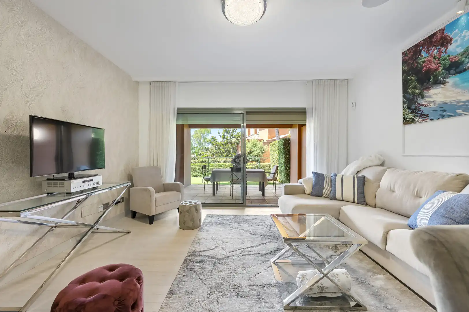 Sala d'estar de Planta baixa en venda en Estepona amb Aire condicionat, Jardí privat i Terrassa