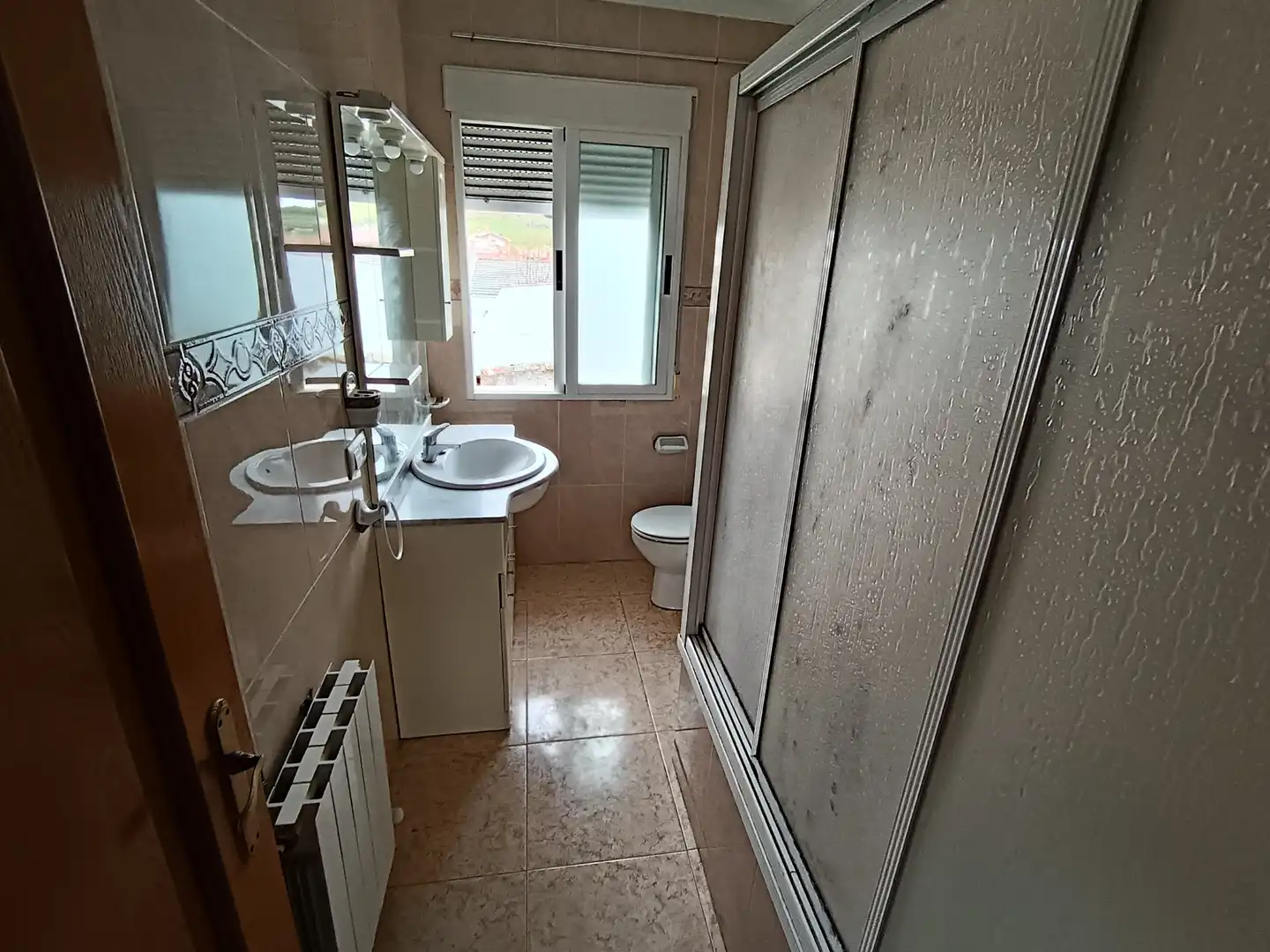 Badezimmer von Einfamilien-Reihenhaus zum Verkauf in Alcolea de Calatrava mit Klimaanlage, Heizung und Terrasse