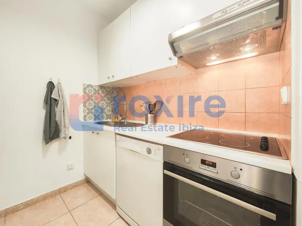 Cuina de Apartament de lloguer en Sant Antoni de Portmany amb Aire condicionat, Terrassa i Moblat