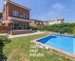 Vista exterior de Casa o xalet en venda en Sant Cugat del Vallès amb Aire condicionat, Calefacció i Jardí privat