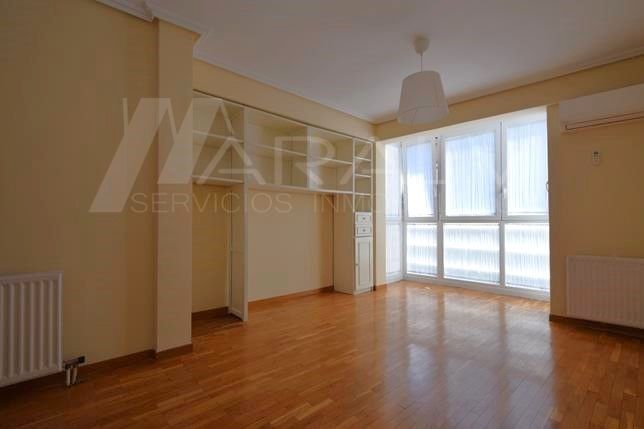 Dormitori de Apartament de lloguer en  Madrid Capital amb Aire condicionat, Parquet i Rentadora