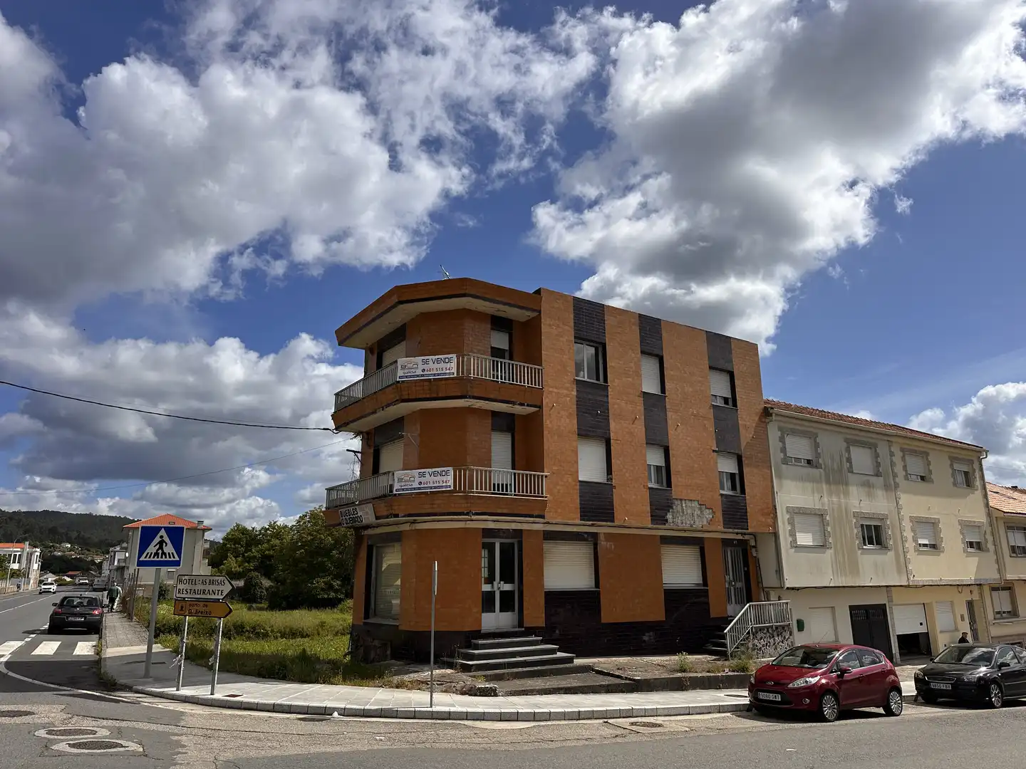 Vista exterior de Edifici en venda en Outes