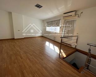 Sala d'estar de Casa adosada en venda en Lucena amb Aire condicionat i Terrassa
