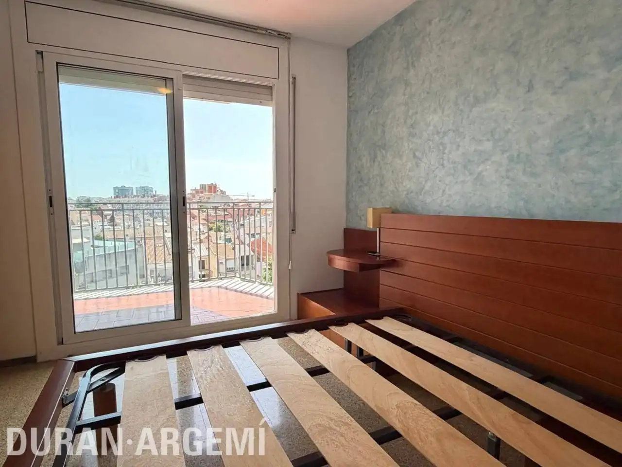 Schlafzimmer von Dachboden zum Verkauf in Terrassa mit Möbliert und Balkon