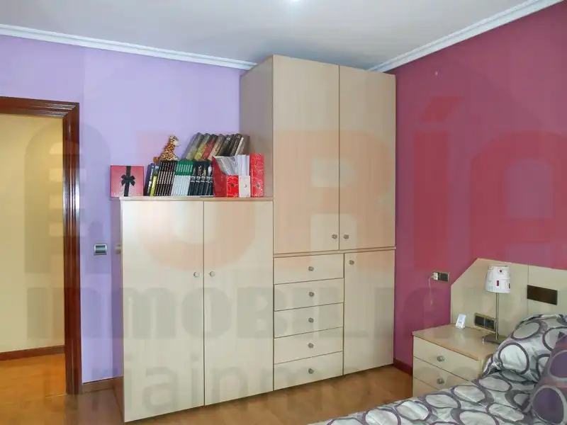 Habitación de Piso en venta en Oviedo  con Calefacción, Trastero y Amueblado