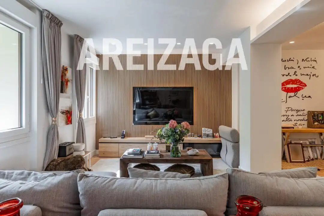 Sala d'estar de Pis en venda en Donostia - San Sebastián  amb Aire condicionat, Calefacció i Terrassa