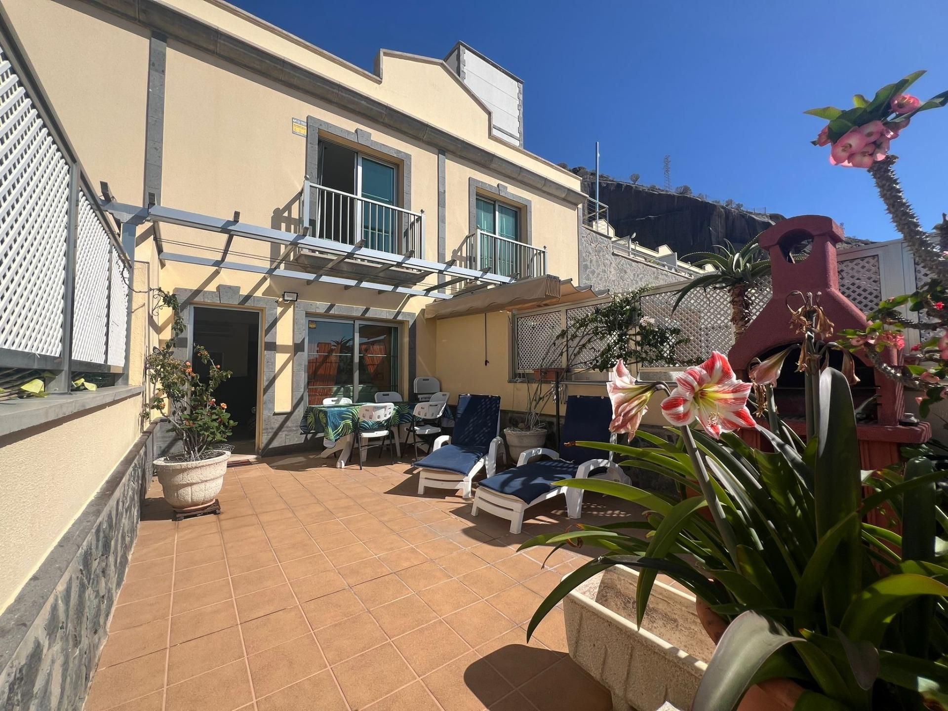 Terrassa de Casa adosada en venda en Mogán amb Aire condicionat, Jardí privat i Parquet