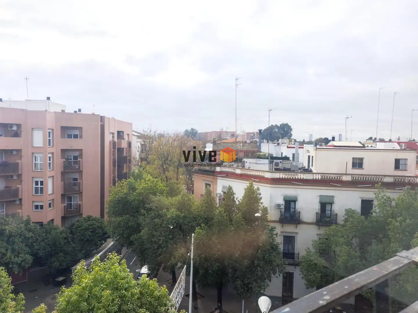 Außenansicht von Wohnung zur Miete in Sevilla mit Klimaanlage, Heizung und Terrasse