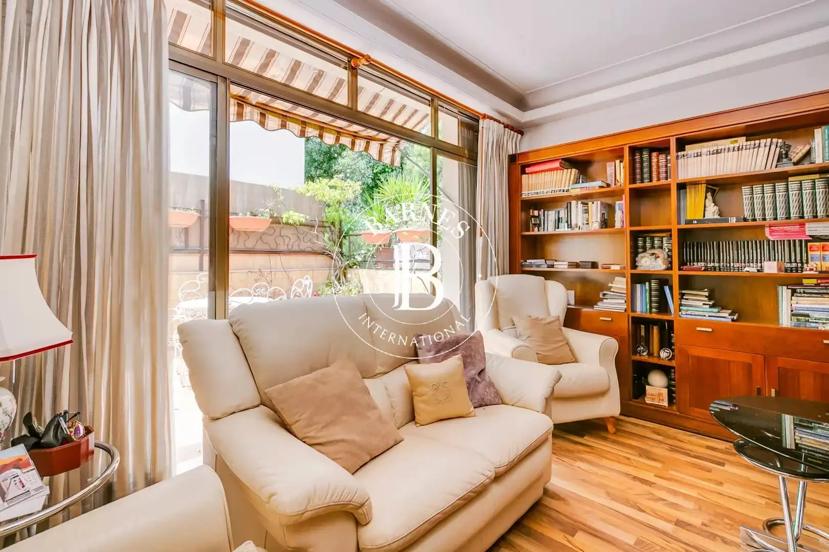 Sala d'estar de Casa o xalet en venda en Madrid amb Aire condicionat, Calefacció i Jardí privat