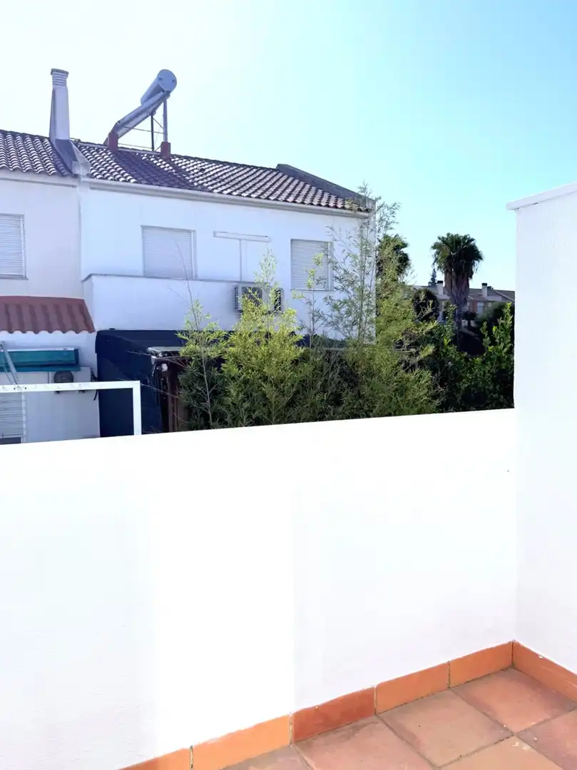 Vista exterior de Casa adosada de lloguer en Palomares del Río amb Aire condicionat, Calefacció i Jardí privat